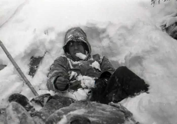 1959年9名青年登山死亡，相机留奇怪照片，事故档案被当绝密封存