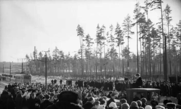 1959年9名青年登山死亡，相机留奇怪照片，事故档案被当绝密封存